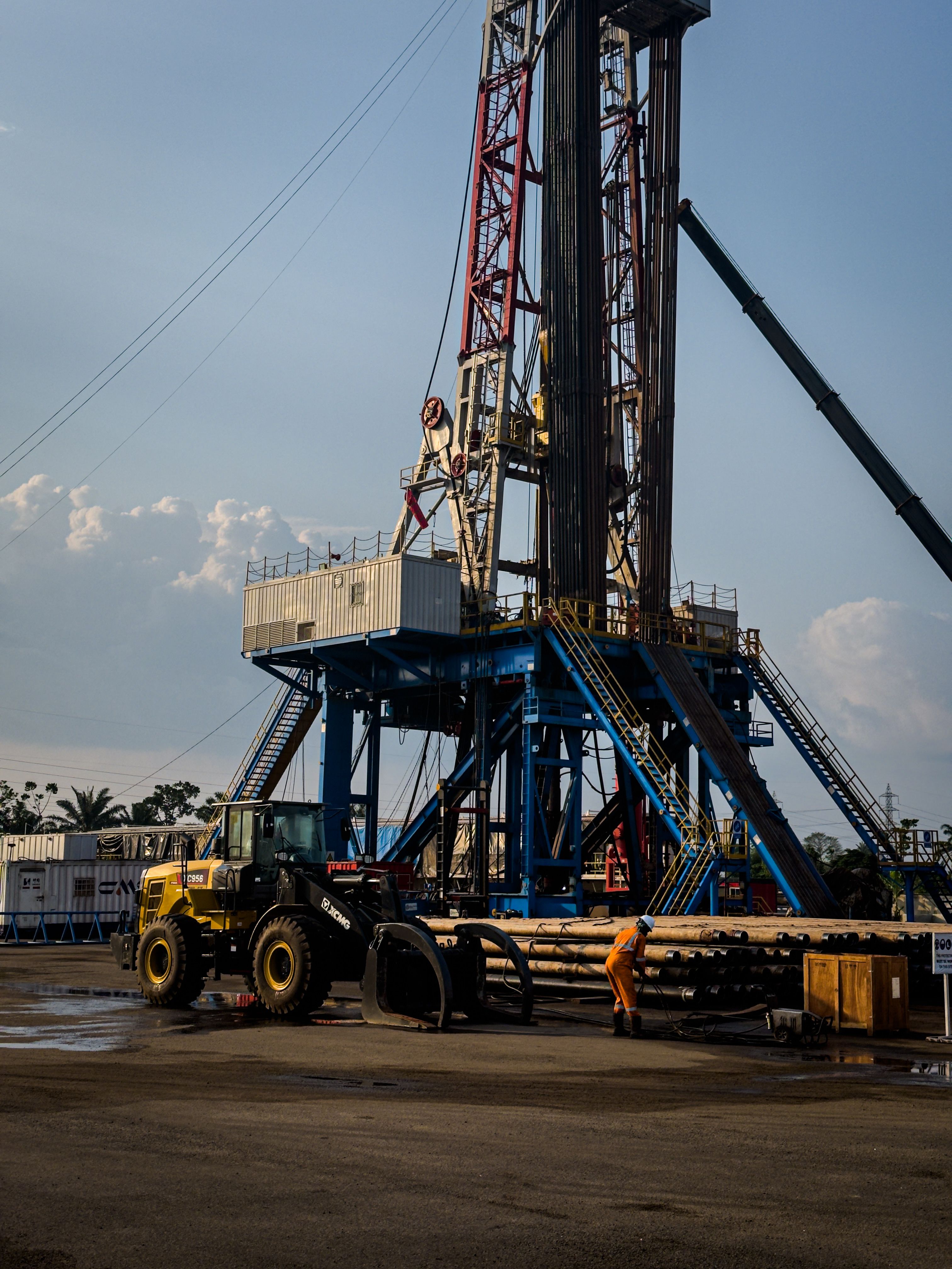 Rig floor crew making up a drill pipe connection
